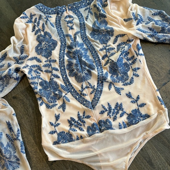 💥SOLD💥Honey Punch Floral Embroidered Bodysuit - Picture 4 of 6